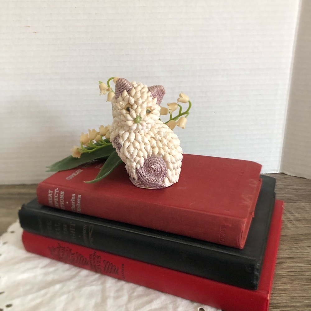 Vtg Handcrafted Seashell Accented Cat Figurine